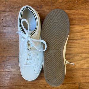 Rothy’s lace up speaker off white